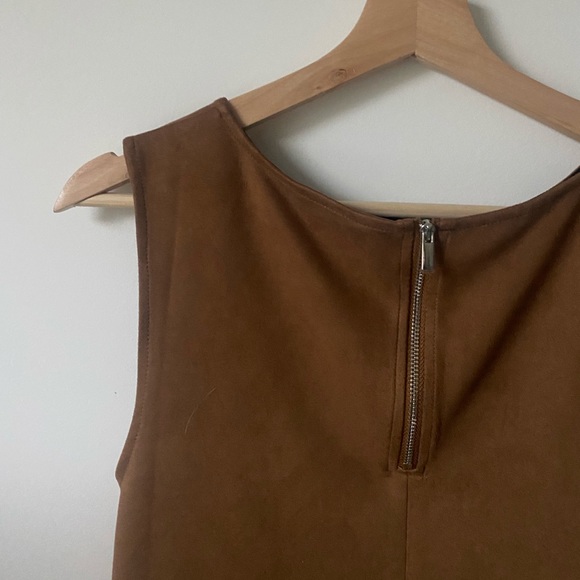 Faux suede sleeveless blouse - Banana Republic - Picture 5 of 10